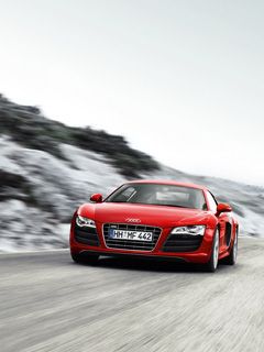 Rotes Audi R8 auf verschneiter Straße