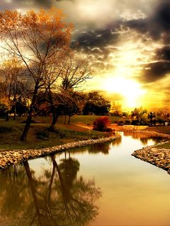 Ruhiger Sonnenuntergang über einem Fluss