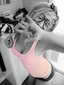 Stylisches Mädchen mit Brille
