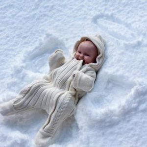 Baby im Schneeengel