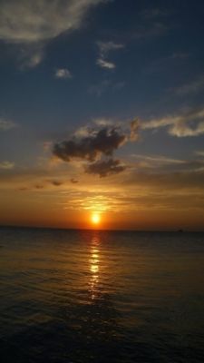 Beeindruckender Sonnenuntergang über dem Ozean
