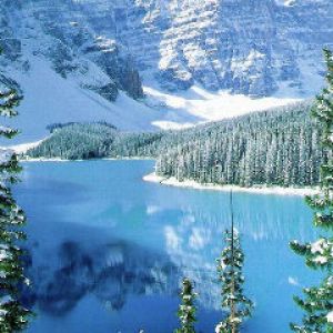 Schneebedeckte Berge und See