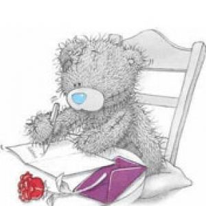 Süßer Teddybär beim Schreiben