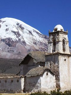 Historische Kirche mit schneebedecktem Berg