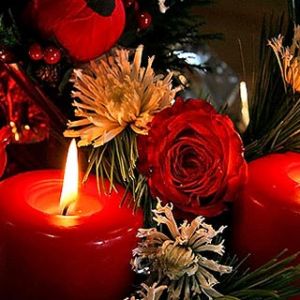 Rote Kerzen und Blumen