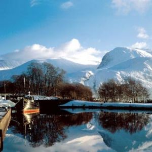 Reflexion der Schneebedeckten Berge