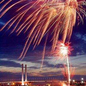 Feuerwerk Über der Brücke