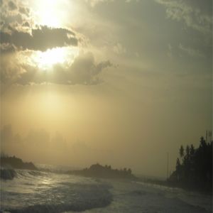 Ruhiger Sonnenuntergang über dem Ozean