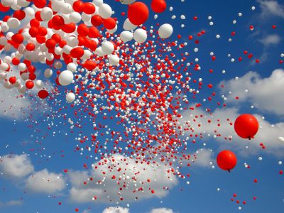 Bunte Ballons am Himmel