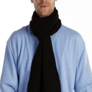 Stylischer Mann mit Schal