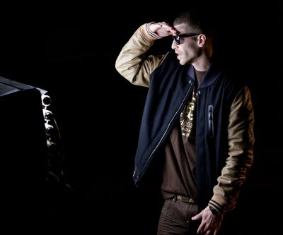 Stylischer Musik-Künstler in Aktion