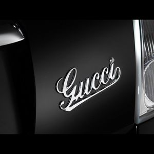 Gucci-Logo auf Luxusauto