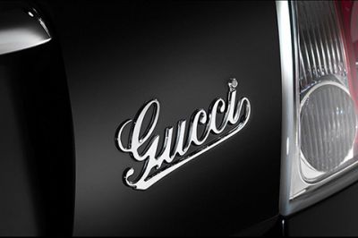 Gucci-Logo auf Luxusauto