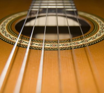 Nahaufnahme einer Akustikgitarre