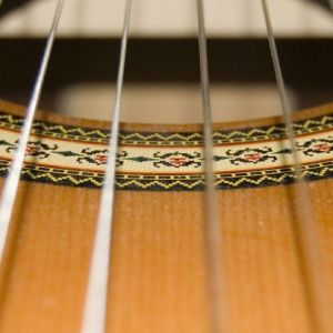 Nahaufnahme einer Akustikgitarre