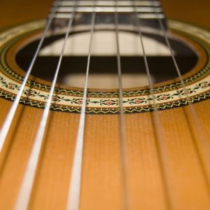 Nahaufnahme von Gitarrensaiten