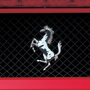 Ferrari-Logo auf rotem Hintergrund