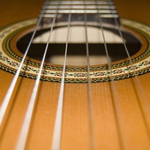 Detailaufnahme einer Akustikgitarre