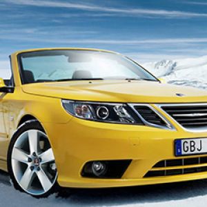 Gelber Saab Cabrio im Schnee