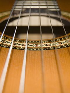 Nahaufnahme einer Akustikgitarre