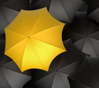 Gelber Regenschirm auf Schwarzem Hintergrund