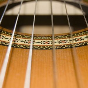 Nahaufnahme einer Akustikgitarre