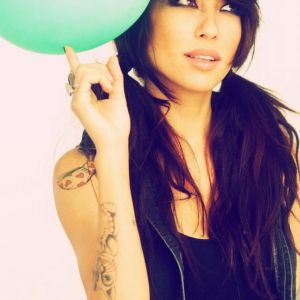 Stylisches Mädchen mit Ballon