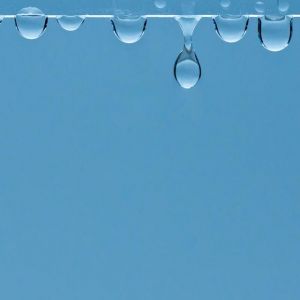 Wassertropfen auf blauem Hintergrund