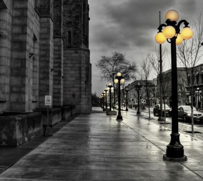 Städtische Straße bei Dämmerung