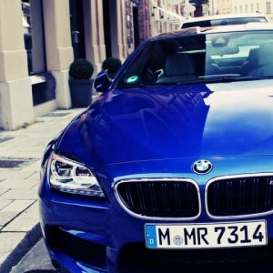 Blaues Sportauto BMW M6