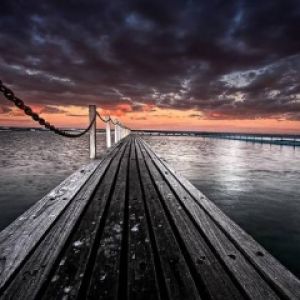 Ruhiger Sonnenuntergang über Wasser