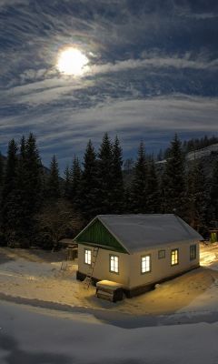 Verschneites Häuschen Unter dem Mond