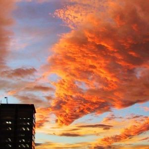 Beeindruckender Sonnenuntergang über der Stadtlandschaft