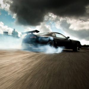 Schwarzes Sportauto driftet