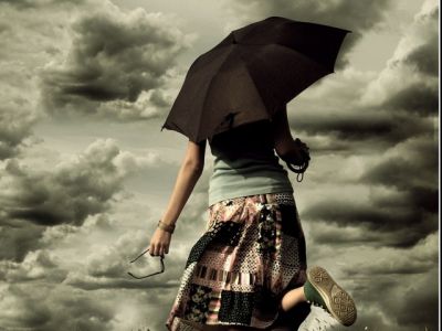 Mädchen mit Regenschirm unter Dramatischen Himmeln
