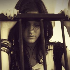 Emotionale Mädchen Hinter Gittern