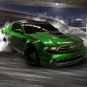 Grünes Muscle Car in Aktion