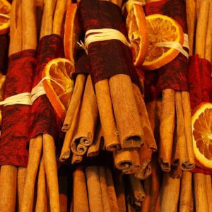 Zimt- und Orangestangen