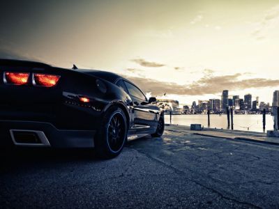 Schwarzes Sportauto bei Sonnenuntergang