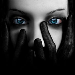 Geheimnisvolle Frau mit Blauen Augen