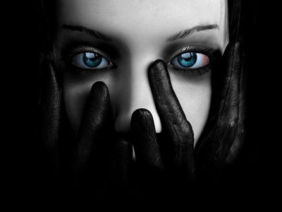 Geheimnisvolle Frau mit Blauen Augen