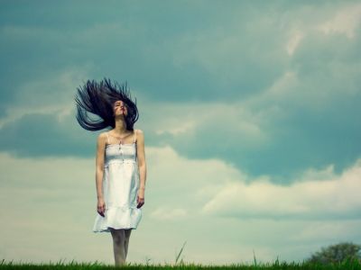 Mädchen im Fließenden Kleid
