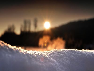Sonnenuntergang über verschneiter Landschaft