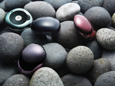 Samsung Kopfhörer auf Steinen