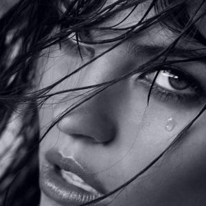 Emotionales Porträt eines Mädchens