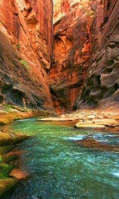 Beeindruckender Fluss im Canyon