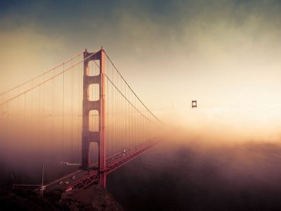 Goldene Tor Brücke im Nebel