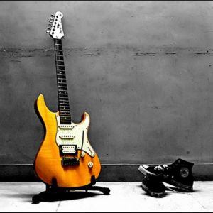 E-Gitarre und Sneakers