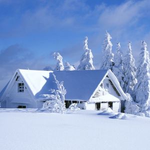 Verschneites Winterhaus