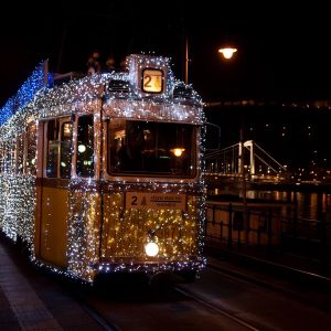 Festlicher Straßenbahn bei Nacht